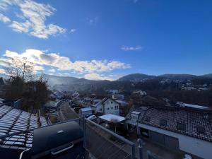 Una vista de una ciudad desde el tejado de un edificio. en A&D Ferienwohnung Elsasser Blick - Bühlertal bei Bühl, Baden-Baden & Schwarzwald, en Bühlertal