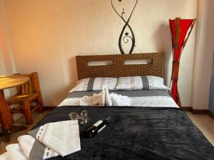 Łóżko lub łóżka w pokoju w obiekcie Hotel Karukera