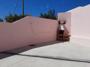 a white wall with a vase on top of it at Casa da Ribeira - Mosteiros in Mosteiros