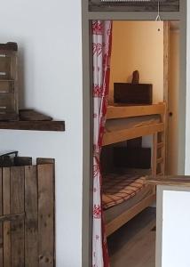Habitación con 2 literas en una habitación en Studio agréable en Les Contamines-Montjoie