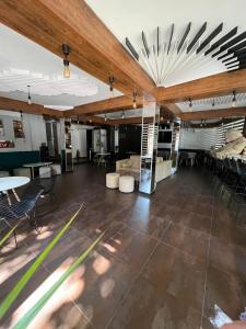 een grote kamer met stoelen, tafels en plafonds bij Escape Shumen in Shumen