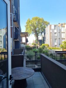 eine Terrasse mit einem Tisch auf dem Balkon in der Unterkunft Loft Cerro Alegre Valparaíso in Valparaíso