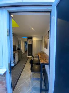 um quarto com uma mesa e cadeiras e uma cozinha em South London Private Guest Studio em Sydenham