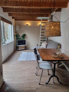 ein Wohnzimmer mit einem Tisch und einem Sofa in der Unterkunft cottage near the beach in the center.**** in Noordwijk