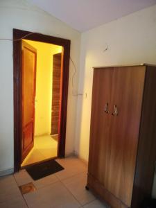 une chambre avec une porte et une chambre avec un couloir dans l'établissement Bella Casa, au Caire