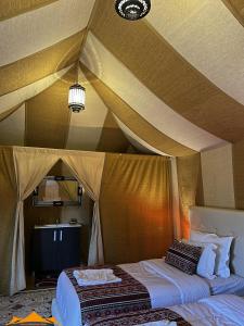 Postel nebo postele na pokoji v ubytování Fox Luxury Desert Camp