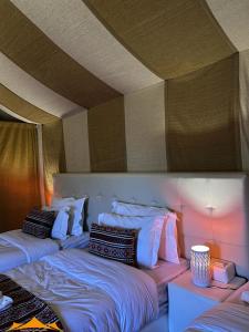 Postel nebo postele na pokoji v ubytování Fox Luxury Desert Camp