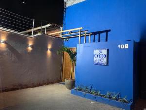 uma parede azul com um sinal que nos lê verde em Edifício Creta em São Luís