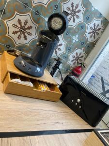 un appareil noir assis sur un comptoir à côté d'une boîte dans l'établissement #GREENHOME#, à Dunkerque