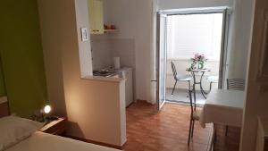 Kuchyňa alebo kuchynka v ubytovaní Makarska Studio apartments in the city center Taja