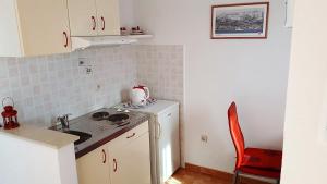 Kuchyňa alebo kuchynka v ubytovaní Makarska Studio apartments in the city center Taja