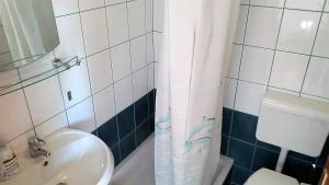 Kúpeľňa v ubytovaní Makarska Studio apartments in the city center Taja