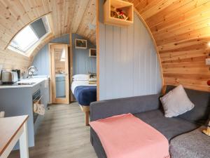 een kleine kamer met een bank in een tiny house bij Whernside in Clitheroe