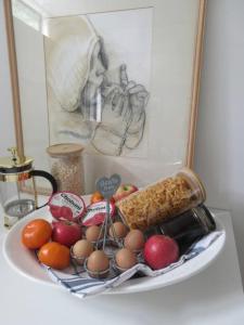 een bord voedsel met eieren en andere voedingsmiddelen op een tafel bij The Artist's Cottage in Bendigo