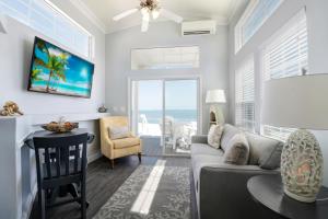 Fiesta Key RV Resort Waterfront Cottage 33 في لايتون: غرفة معيشة مع أريكة وطاولة