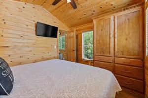 Μια τηλεόραση ή/και κέντρο ψυχαγωγίας στο Adorable little cabin #28 +11 φωτογραφίες