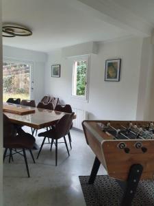 Posezení v ubytování Appartement 150m2 - 5mn du téléphérique de l'Olympe - domaine des 3 vallées