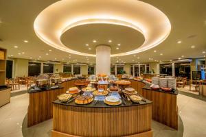 a cafeteria with a buffet of food on a table at LAGHETTO RESORT GOLDEN GRAMADO in Gramado