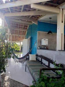 eine Veranda mit Hängematte auf einem Haus in der Unterkunft Vila Eco SPA in Aracaju