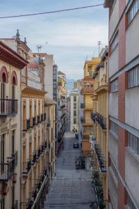 an empty street in a city with buildings at Apartamento Cetti Meriem in Granada