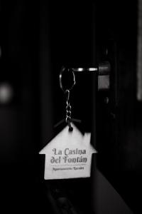 un llavero con un cartel que dice "La casita off foci" en Apartamentos Rurales La Casina del Fontan, en Valle de Lago