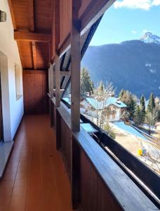 - Balcón de un edificio con vistas a la montaña en Falcade Dolomiti La Quiete Mansarda panoramica, en Fregona