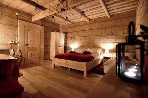 sypialnia z łóżkiem w pokoju z drewnianymi ścianami w obiekcie Apartamenty u Gąsiorów w Białym Dunajcu