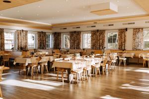 Um restaurante ou outro lugar para comer em Gasthof Franziskibad