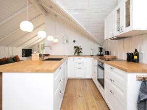 Four-Bedroom Holiday home in Blåvand 42にあるキッチンまたは簡易キッチン
