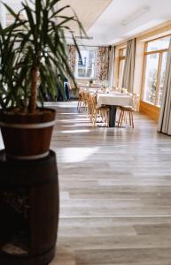 Um restaurante ou outro lugar para comer em Gasthof Franziskibad