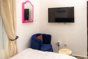 En tv och/eller ett underhållningssystem på Discover 8-Bedrooms Lakeside Apartment Living Free WiFi And Well Secured