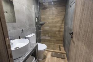 Vonios kambarys apgyvendinimo įstaigoje Raise Athens Metro Apartments