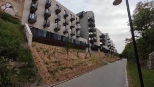 un edificio con balconi sul lato di una strada di Central Prague Vítkov - free parking a Praga