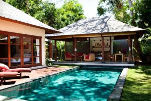 Bazén v ubytování Mango Tree Villas Jimbaran Bali nebo v jeho okolí