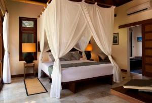 Postel nebo postele na pokoji v ubytování Mango Tree Villas Jimbaran Bali