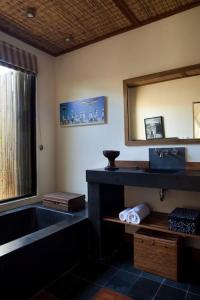 Postel nebo postele na pokoji v ubytování Mango Tree Villas Jimbaran Bali