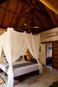 Postel nebo postele na pokoji v ubytování Mango Tree Villas Jimbaran Bali