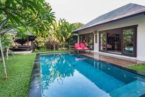 Bazén v ubytování Mango Tree Villas Jimbaran Bali nebo v jeho okolí