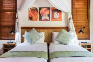 Postel nebo postele na pokoji v ubytování Mango Tree Villas Jimbaran Bali
