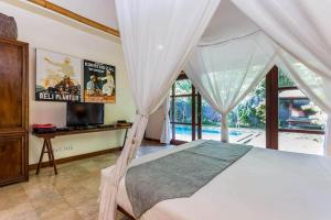 Postel nebo postele na pokoji v ubytování Mango Tree Villas Jimbaran Bali