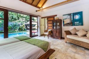 Bazén v ubytování Mango Tree Villas Jimbaran Bali nebo v jeho okolí