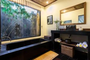 TV a/nebo společenská místnost v ubytování Mango Tree Villas Jimbaran Bali