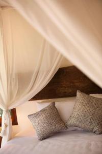 Postel nebo postele na pokoji v ubytování Mango Tree Villas Jimbaran Bali