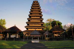 un gran edificio con una gran pagoda en un parque en Mango Tree Villas, en Jimbaran