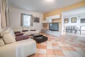 salon z kanapą i telewizorem w obiekcie Villa Leonardo w mieście Sarteano