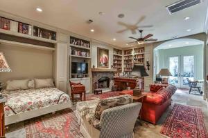 een woonkamer met een bed en een open haard bij Artist's Library with a Private Swimming Pool in Houston