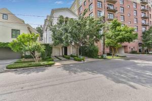 an empty street in front of a building at Artist's Library with a Private Swimming Pool in Houston