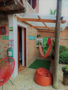 a room with a hammock in a house at Hotel Kantarrana Urbana Jardin in Jardin