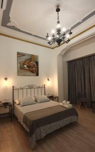 ein Schlafzimmer mit einem großen Bett und einem Kronleuchter in der Unterkunft Flats Puente Ademuz Apartamento de 3 habitaciones in Valencia