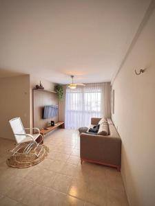 sala de estar con sofá y TV en Bessa Beach Inn Ideal para Famílias, en João Pessoa